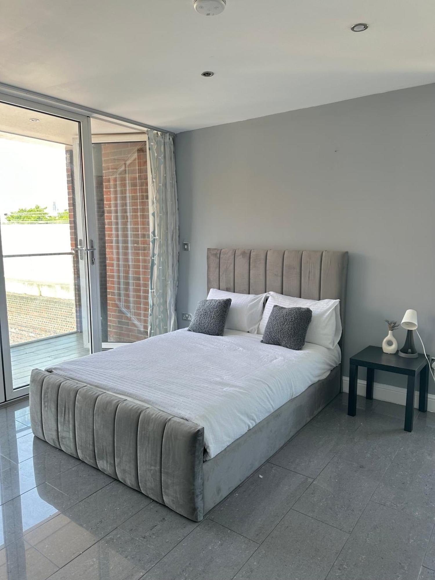 Luxury Private Room In Central Лондон Екстериор снимка