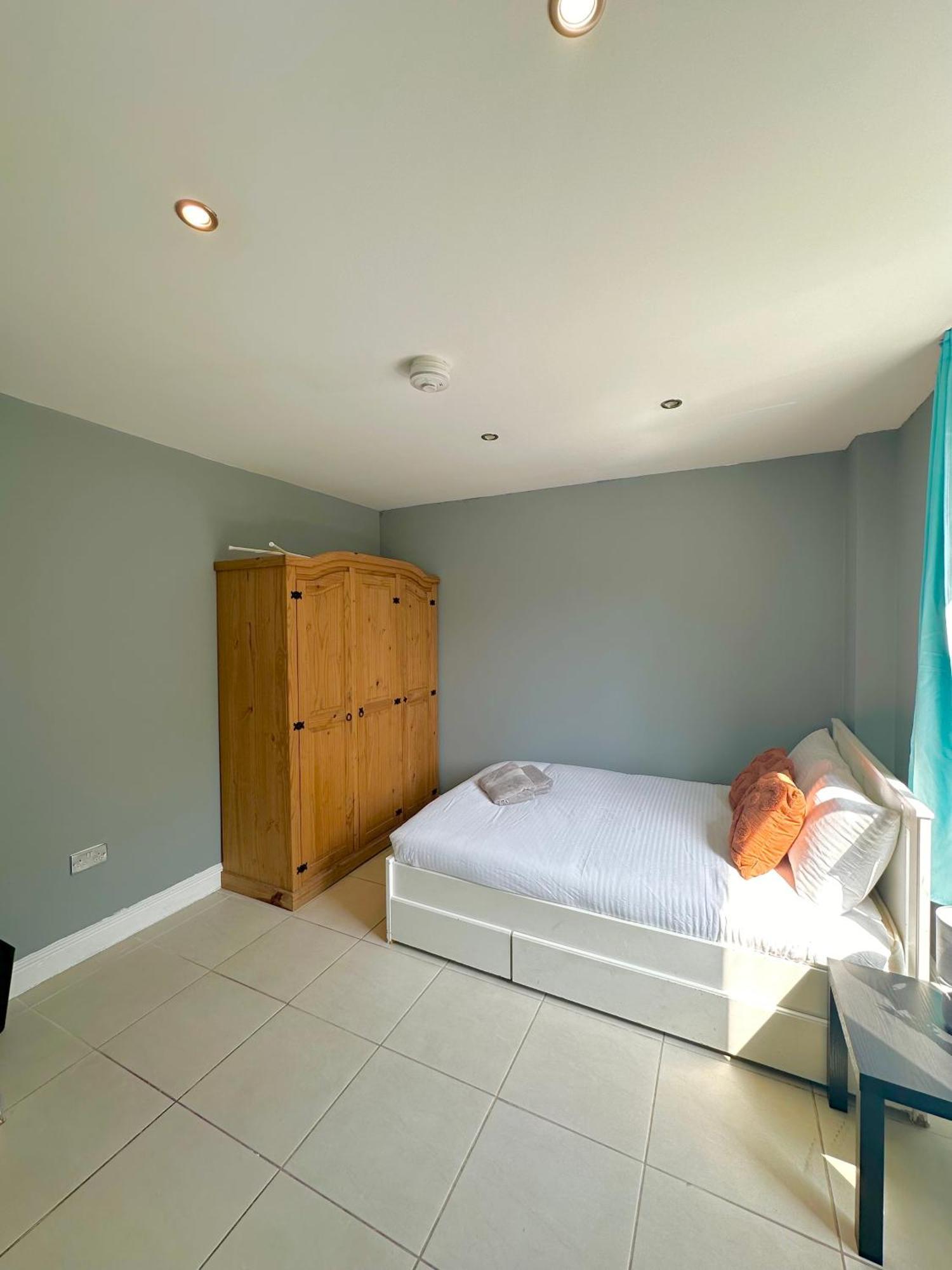Luxury Private Room In Central Лондон Екстериор снимка